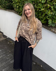 Banu Midirock in Schwarz