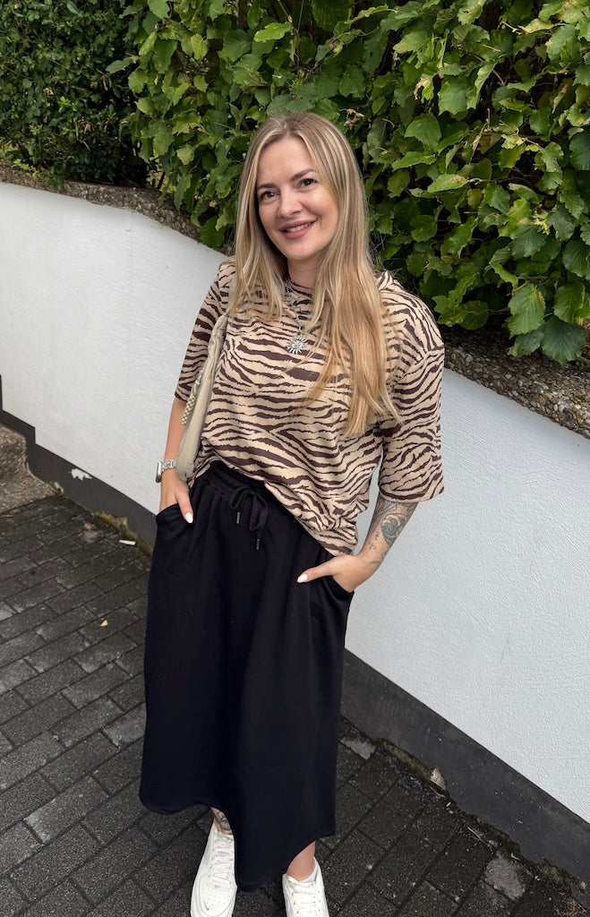 Banu Midirock in Schwarz