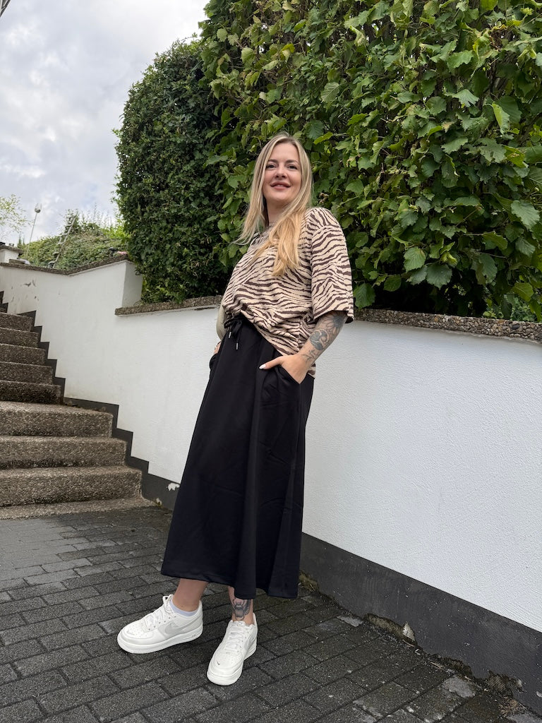 Banu Midirock in Schwarz