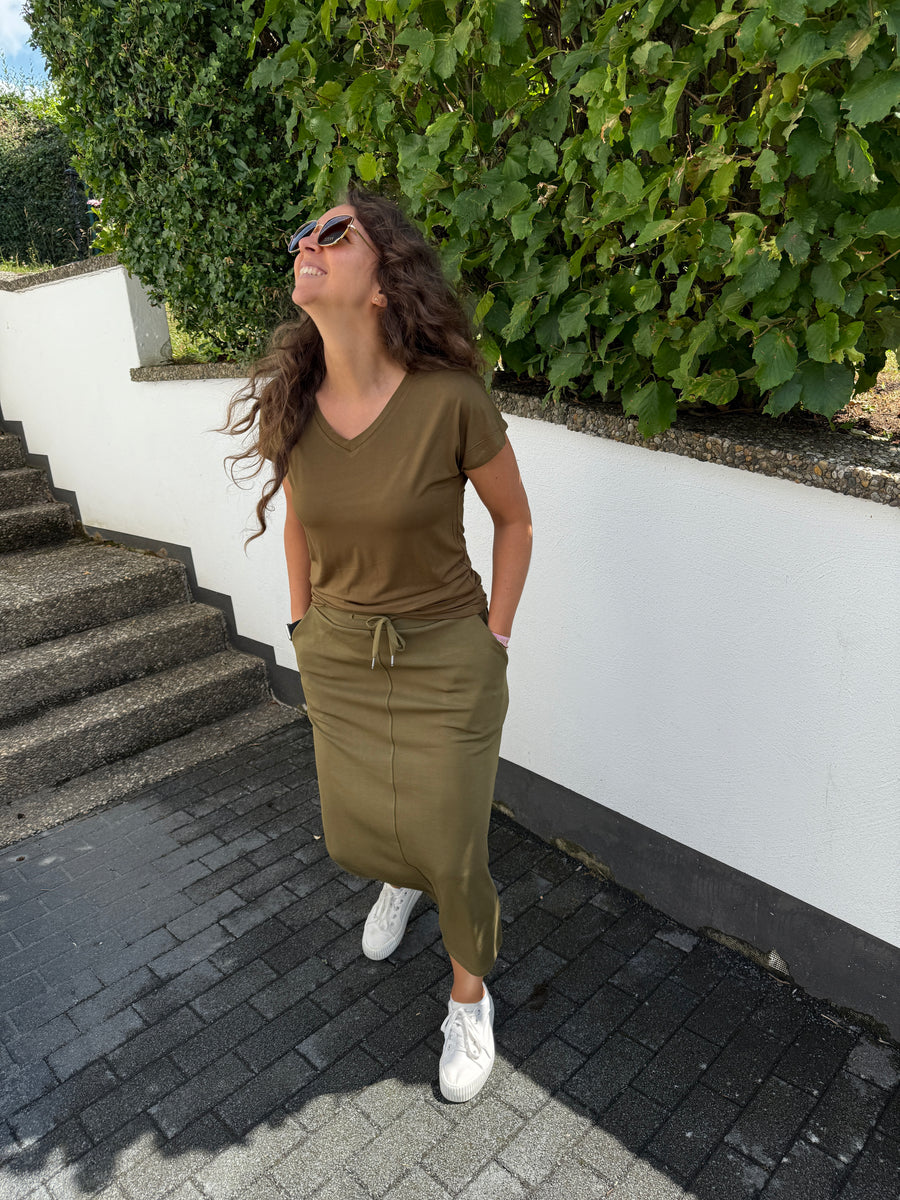 Basic Shirt mit V-Auschnitt in Olive