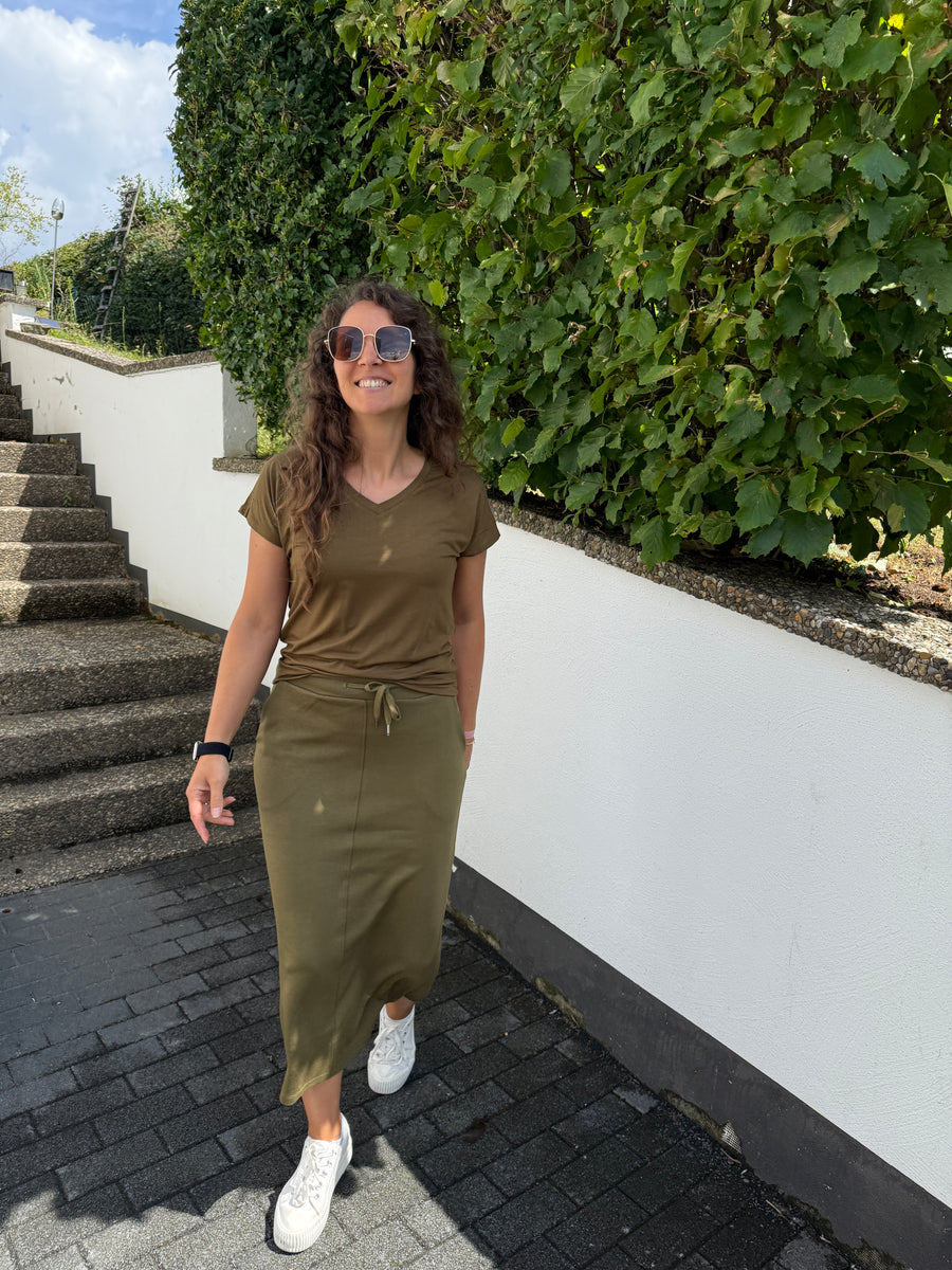 Basic Shirt mit V-Auschnitt in Olive