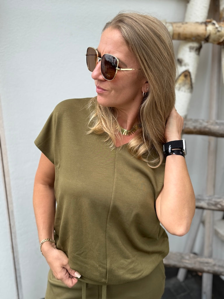 Banu Shirt mit V-Ausschnitt in Olive