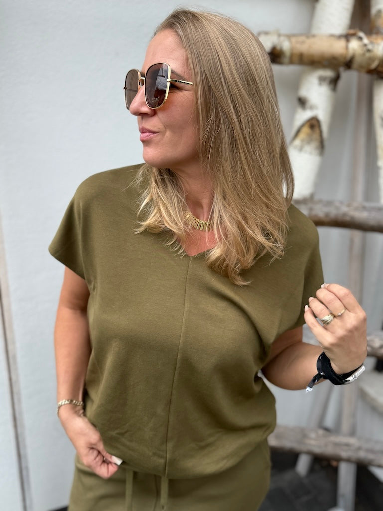 Banu Shirt mit V-Ausschnitt in Olive