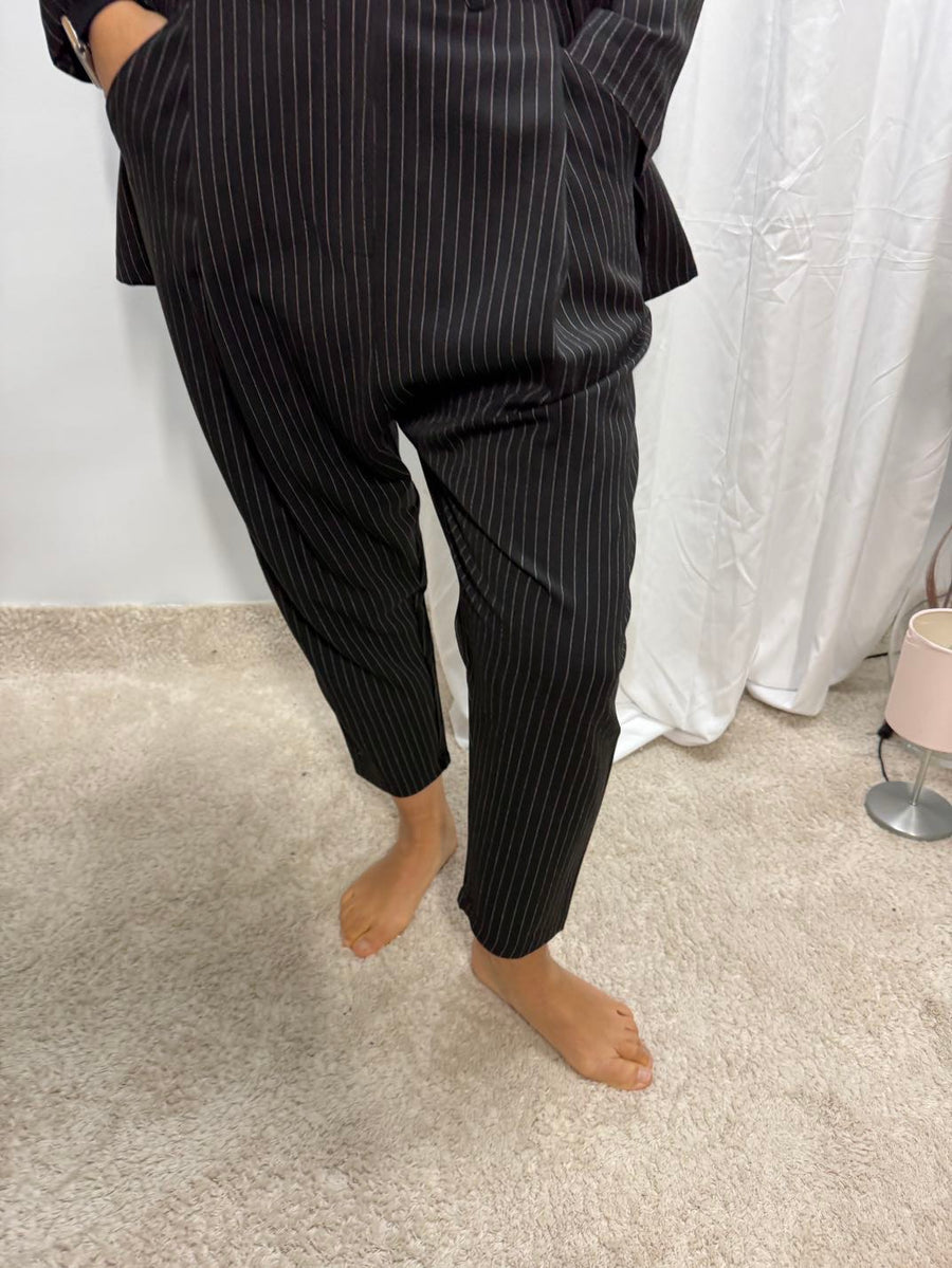 Anzugshose 'Baggy Style' mit Nadelstreifen in Schwarz