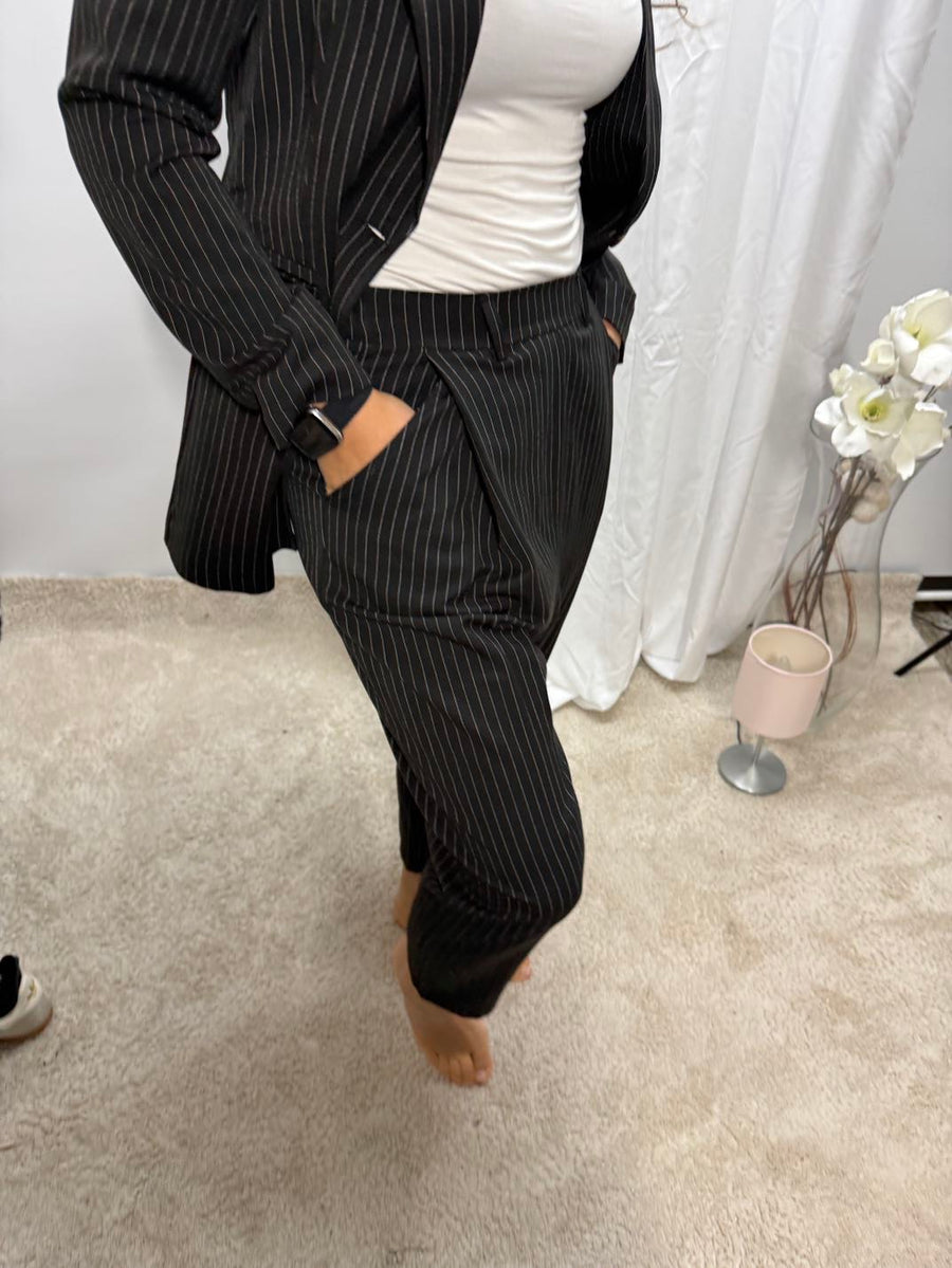 Anzugshose 'Baggy Style' mit Nadelstreifen in Schwarz