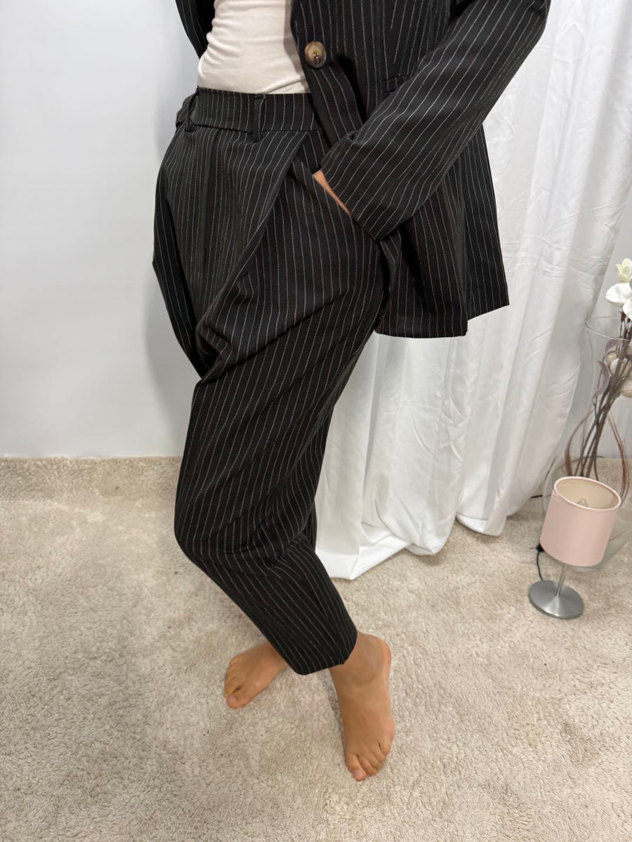 Anzugshose 'Baggy Style' mit Nadelstreifen in Schwarz