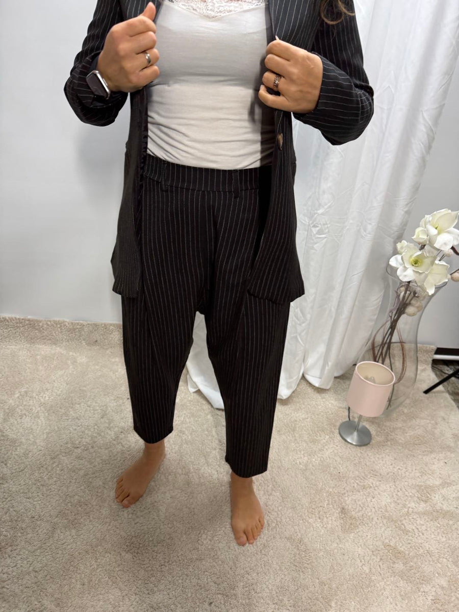 Anzugshose 'Baggy Style' mit Nadelstreifen in Schwarz