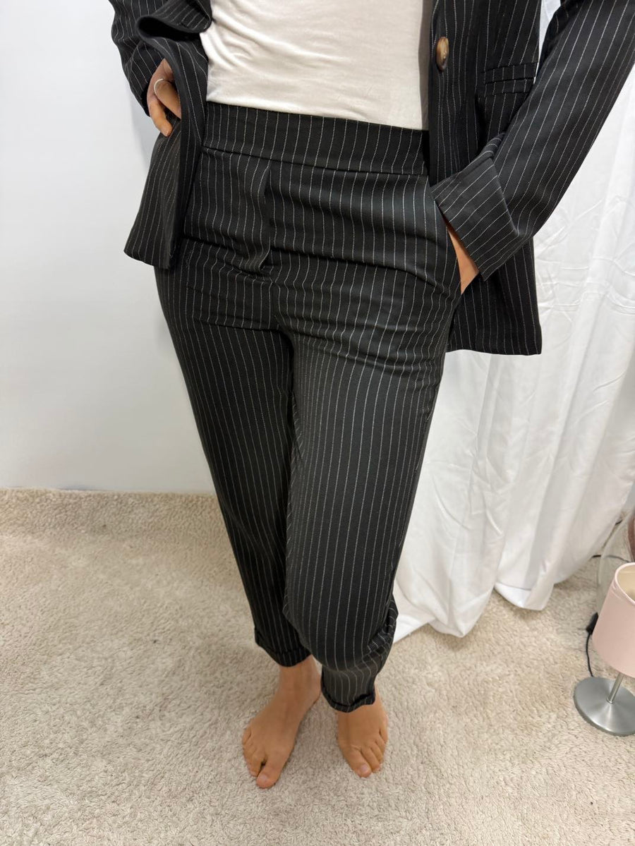 klassische Anzugshose mit Nadelstreifen in Schwarz