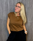 Shirt mit Knopfleiste an Schulter in Braun