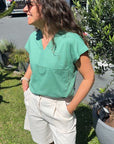 Baumwoll Shirt mit V-Ausschnitt in Salbei