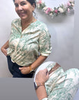 Bluse mit belebtem Druck