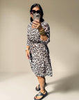 Plissiertes Leo-Kleid mit Taillengürtel