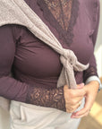 Hochgeschnittenes Longshirt mit Spitze in Aubergine