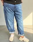 Barrel Jeans mit Nähten in Mittelblau