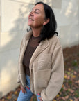 Teddy Jacke mit Knöpfen und Brusttasche in Beige