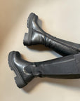 Hohe Stiefel mit markanter Profilsohle
