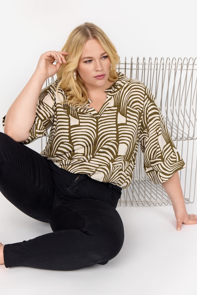 Plus Size Bluse mit V-Ausschnitt und abstraktem Print