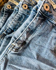 Jeans in einer hellen Waschung